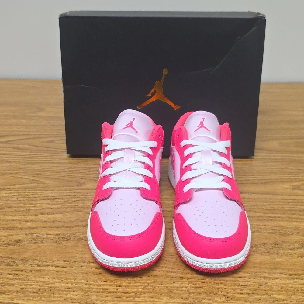 Air Jordan 1 Low GS Pink Foam/Hyper Pink Size Women's 7.5 553560-661 New - Picture 3 of 8